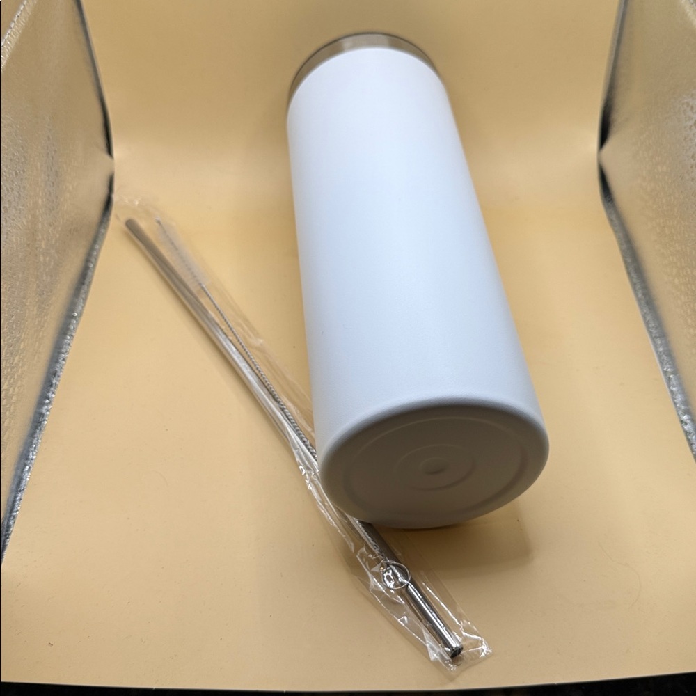 20 ozMatte White Stainless Steel Tumbler with Metal Straw/cleaning brush - Picture 4 of 6